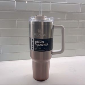 BRAND NEW
40 oz Stanley adventure quencher tumbler
Color: Champagne Ombré